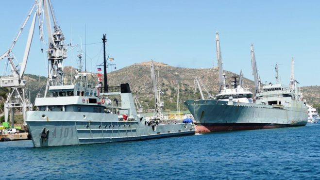 El 'Martín Posadillo' siendo remolcado por el 'Mar Caribe' desde Cartagena./ ARMADA