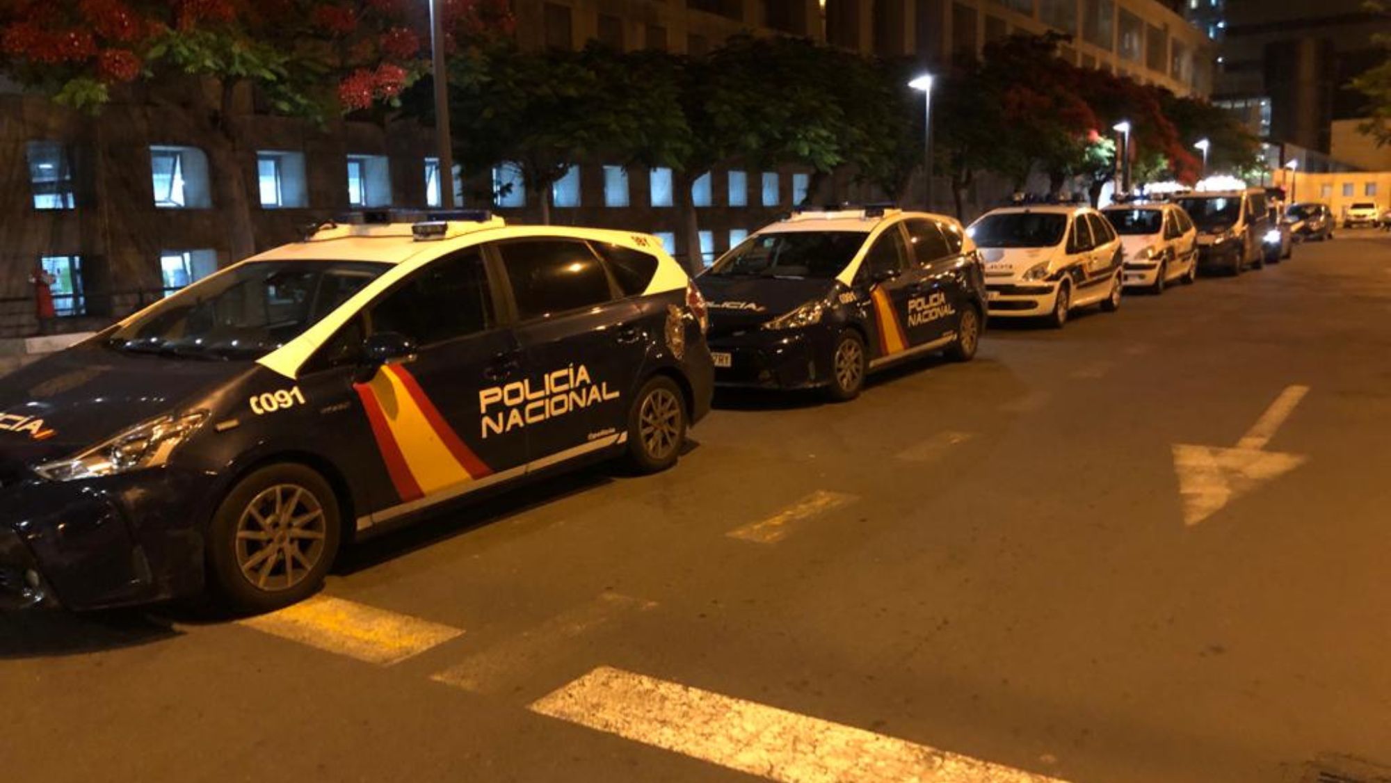 Coches de la Policía Nacional  fuera del Hospital Universitario Insular de Gran Canaria / CEP
