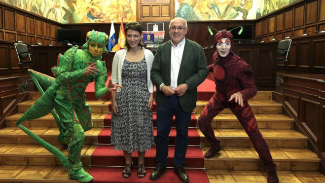 Antonio Morales con artistas de 'OVO' / CIRCO DEL SOL Antonio Morales con artistas de 'OVO' / CIRCO DEL SOL