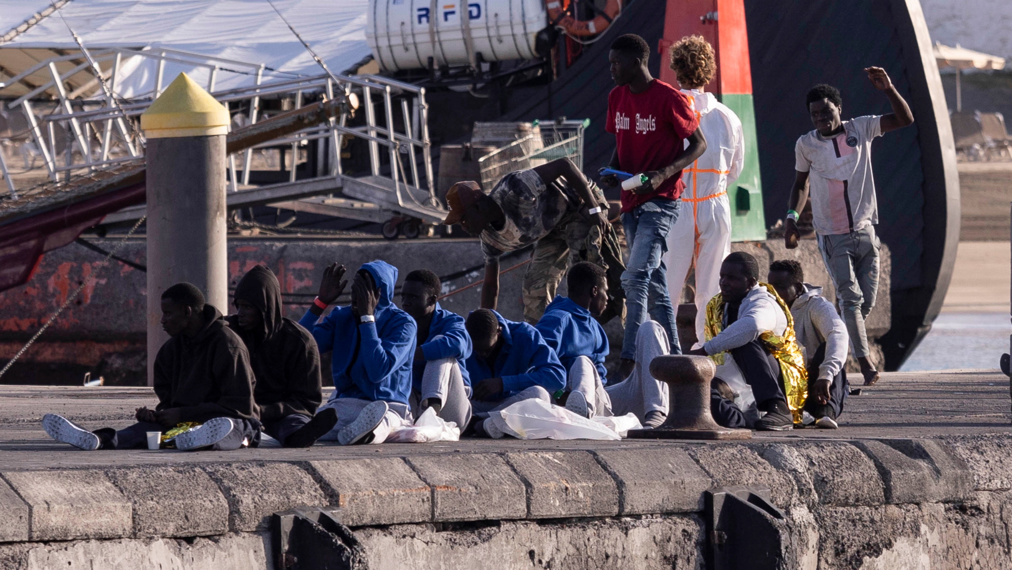 Un grupo de migrantes de origen subsaharianos después de llegar a Canarias. / EFE Un grupo de migrantes de origen subsaharianos después de llegar a Canarias. / EFE