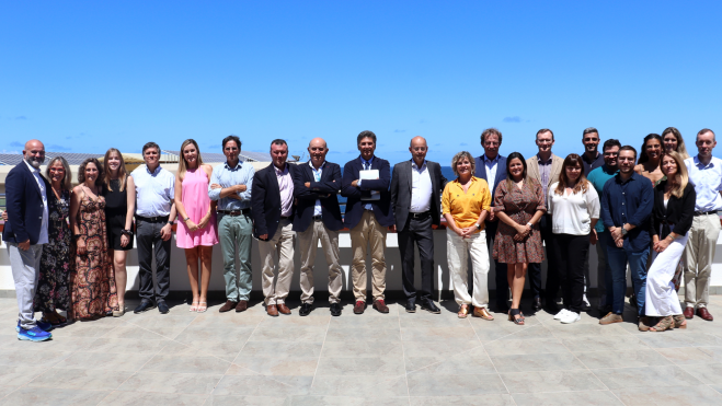 Foto de familia de los asistentes. / HUSR