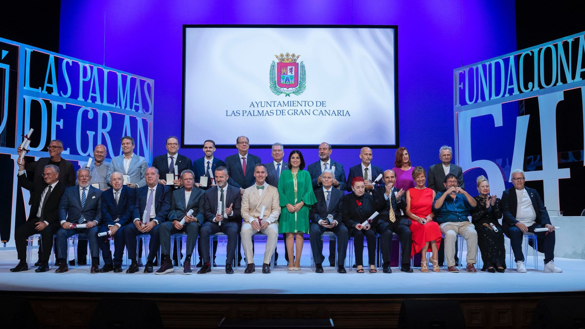 Carolina Darias con todos los distinguidos / AYUNTAMIENTO DE LAS PALMAS DE GRAN CANARIA