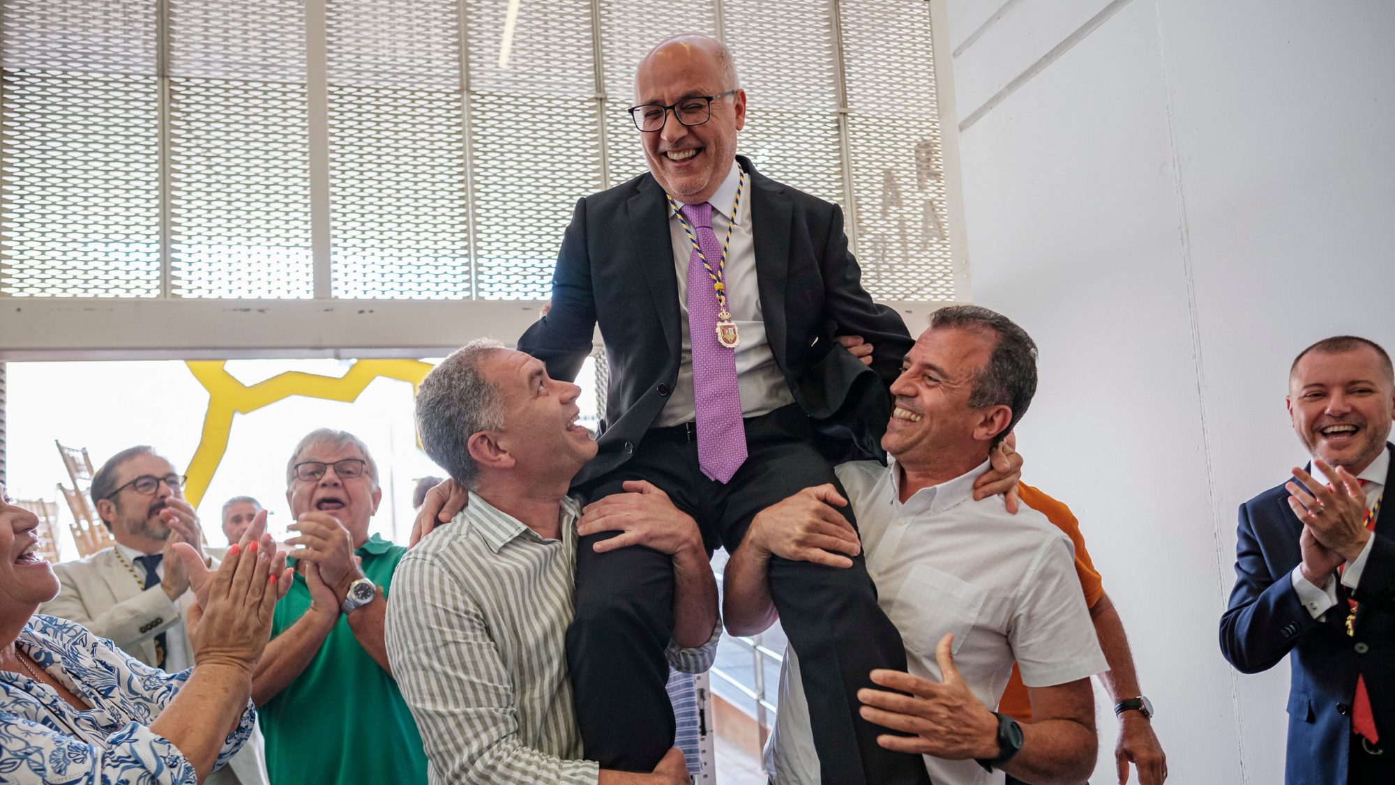 Antonio Morales aupado al ser proclamado presidente / ÁNGEL MEDINA G.