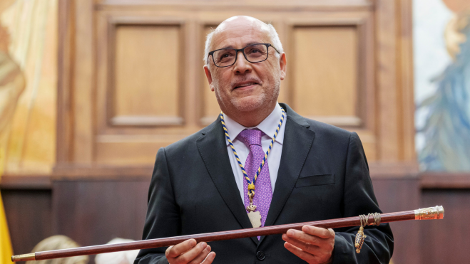 Antonio Morales con el bastón de mando / ÁNGEL MEDINA G.