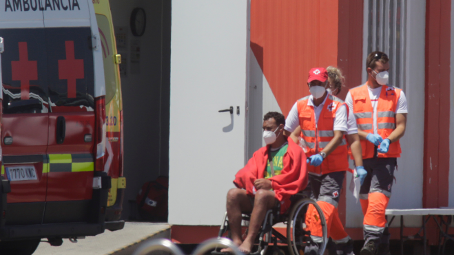 Una de las personas rescatadas por Salvamento Marítimo / EFE - ADRIEL PERDOMO