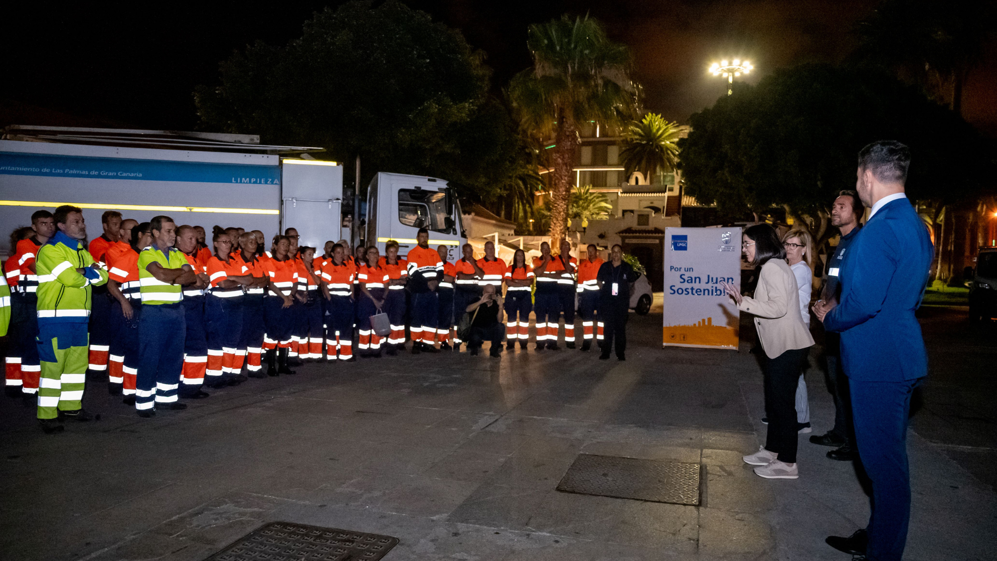 La alcaldesa Carolina Darias se dirige al equipo de limpieza del municipio / AYUNTAMIENTO DE LAS PALMAS DE GRAN CANARIA