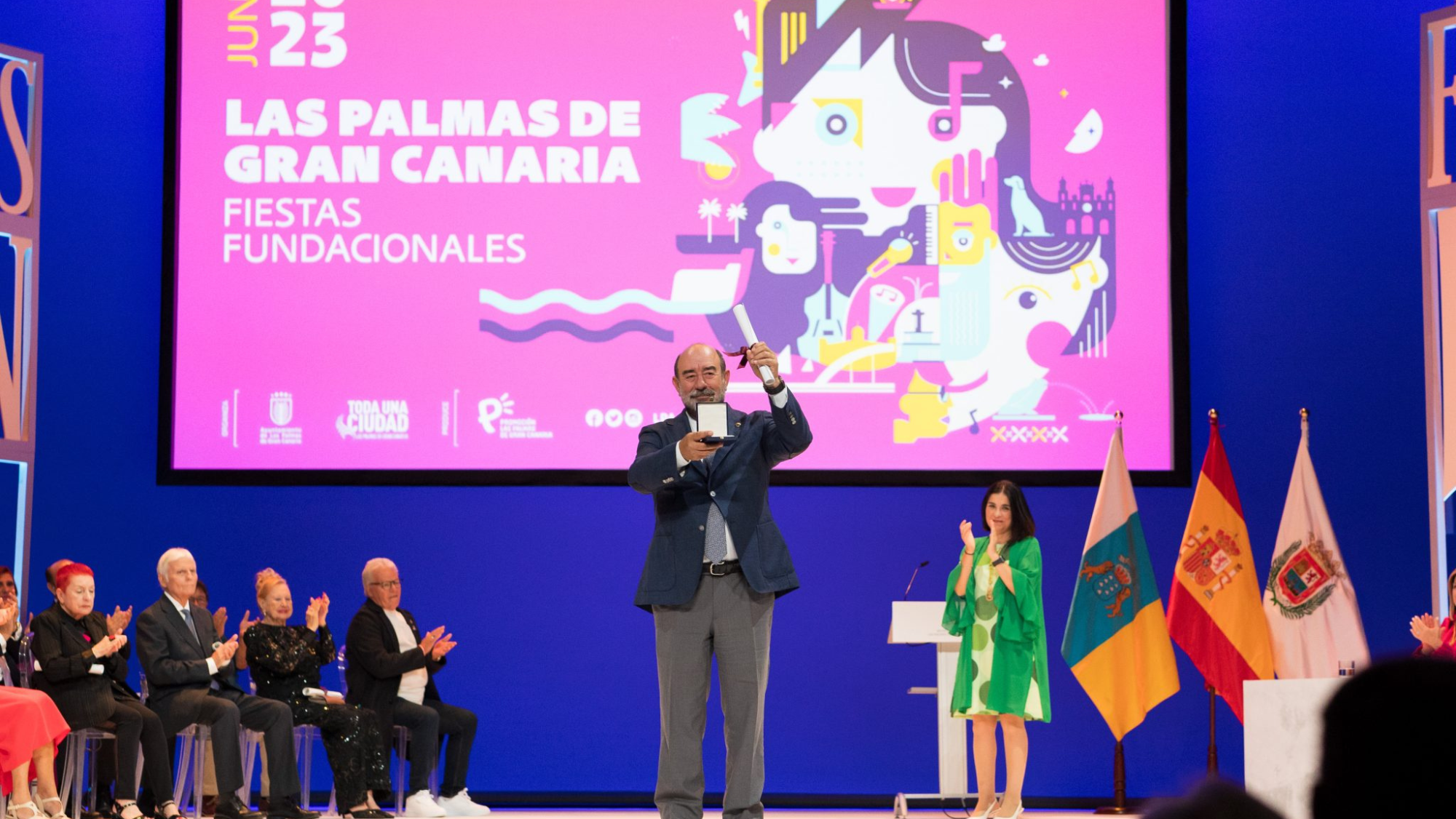 Vicente Marrero con la Medalla de Oro de la ciudad / CLÚSTER MARÍTIMO DE CANARIAS