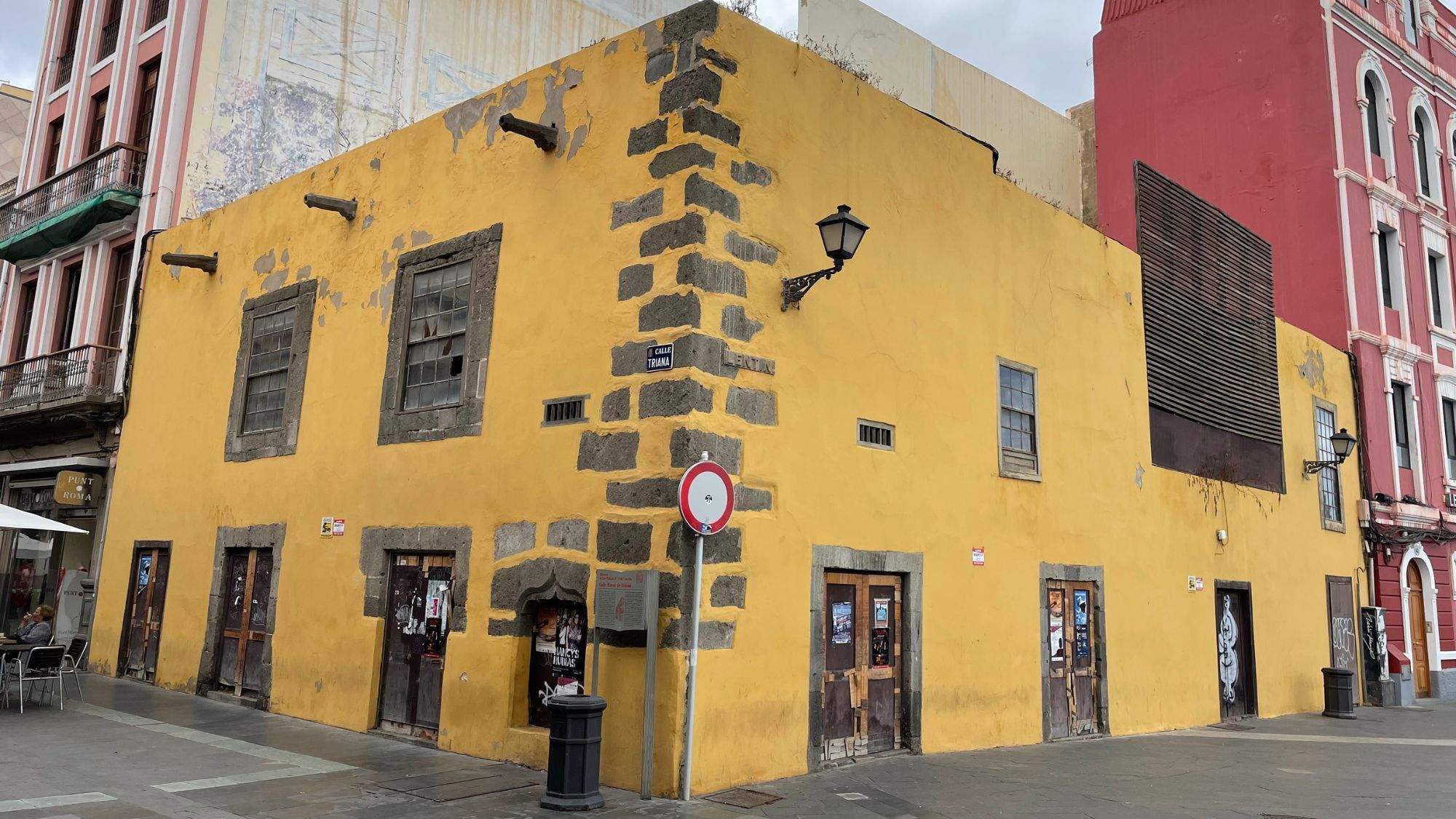 Edificio ubicado en el número 2 de la Calle Triana. / AH