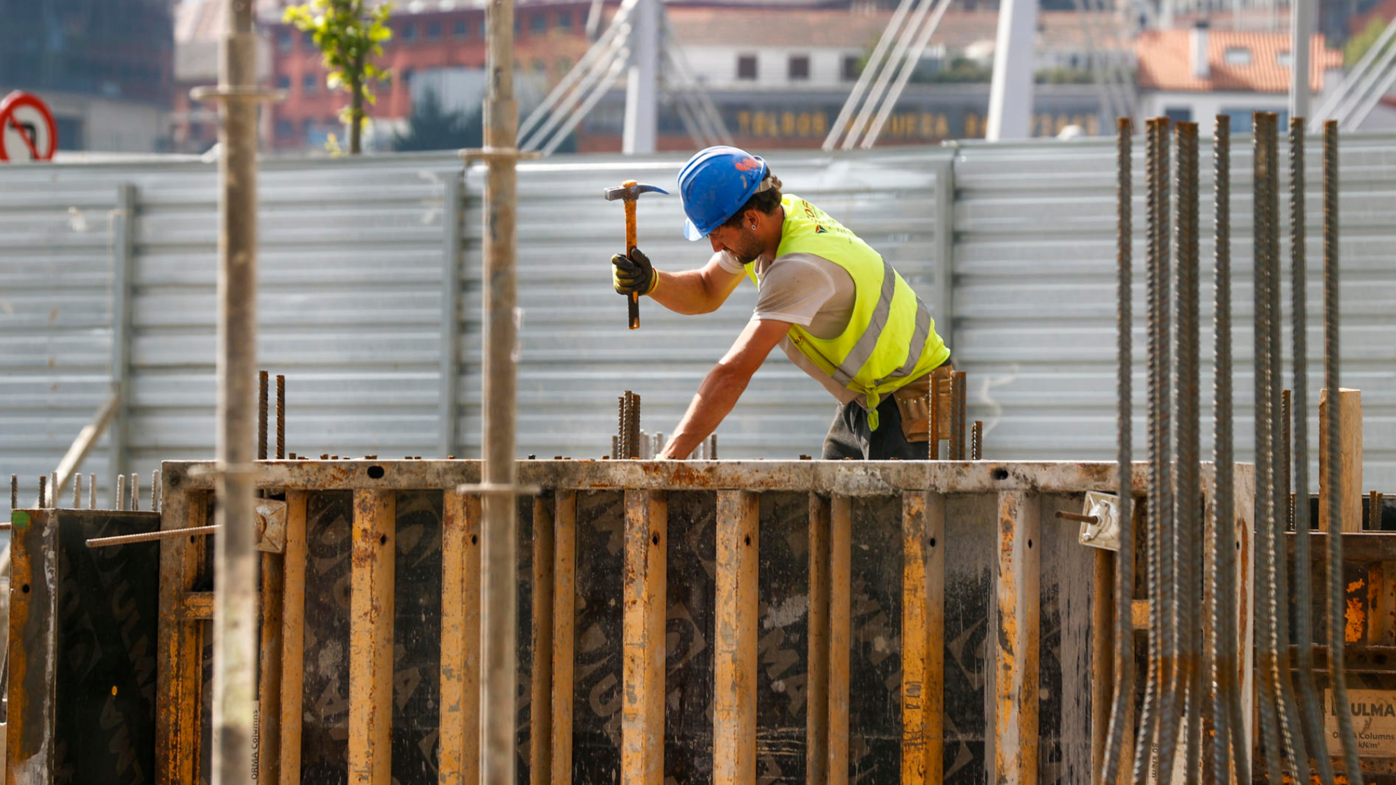 Un trabajador de la construcción. / EFE