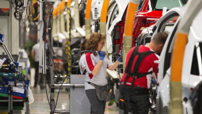Trabajadores en una fábrica / EFE