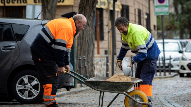 Dos trabajadores / EFE