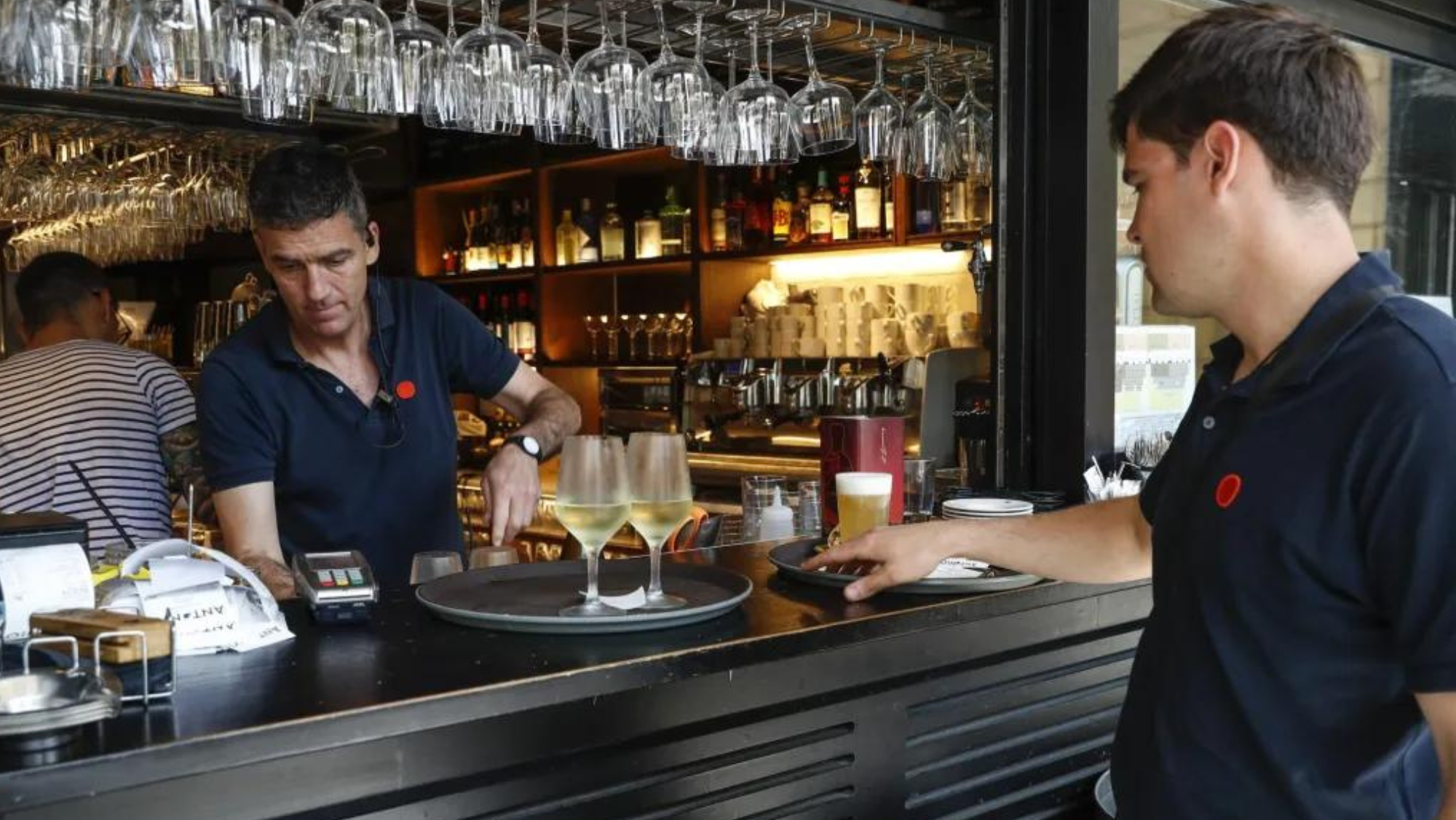 Dos camareros en un bar / EFE