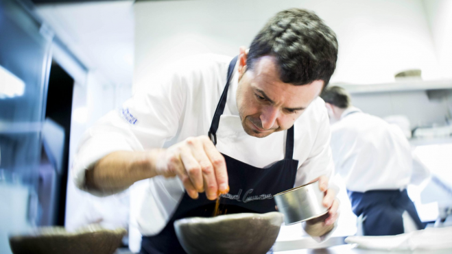 Un cocinero trabajando / EFE