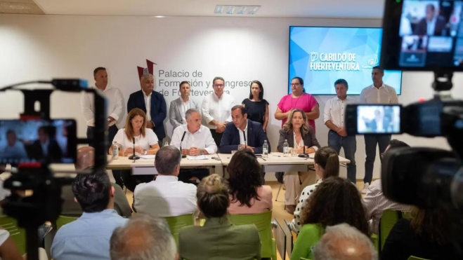 Firma del pacto entre CC y PSOE / EFE