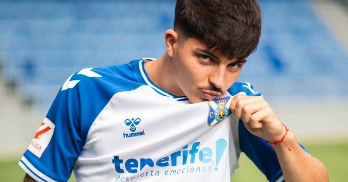 Alberto Martin 'Teto' besa el escudo de la nueva camiseta del CD Tenerife sobre el césped del Heliodoro./ CD Tenerife.