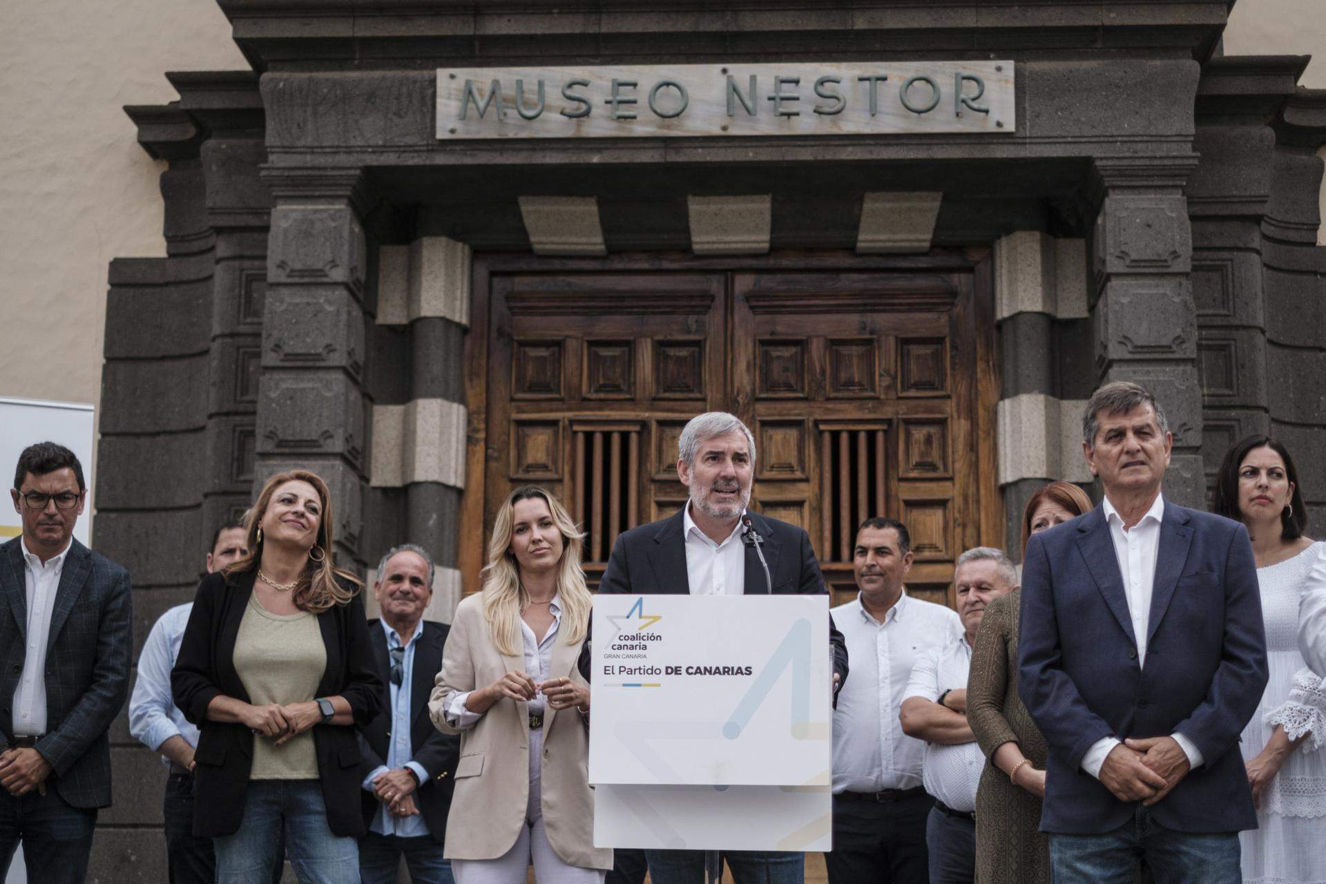 El secretario general de Coalición Canaria, Fernando Clavijo, firmó este lunes el Manifiesto "Un objetivo común, la defensa de Canarias". / EFE - ÁNGEL MEDINA
