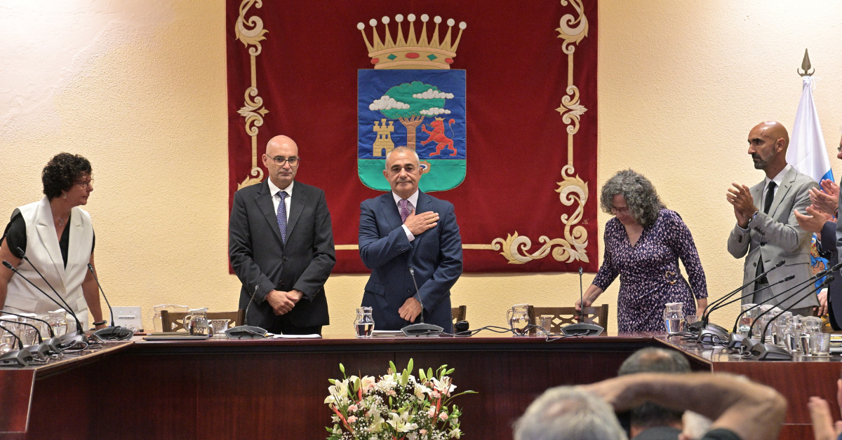Javier Armas tomando posesión / CABILDO DE EL HIERRO