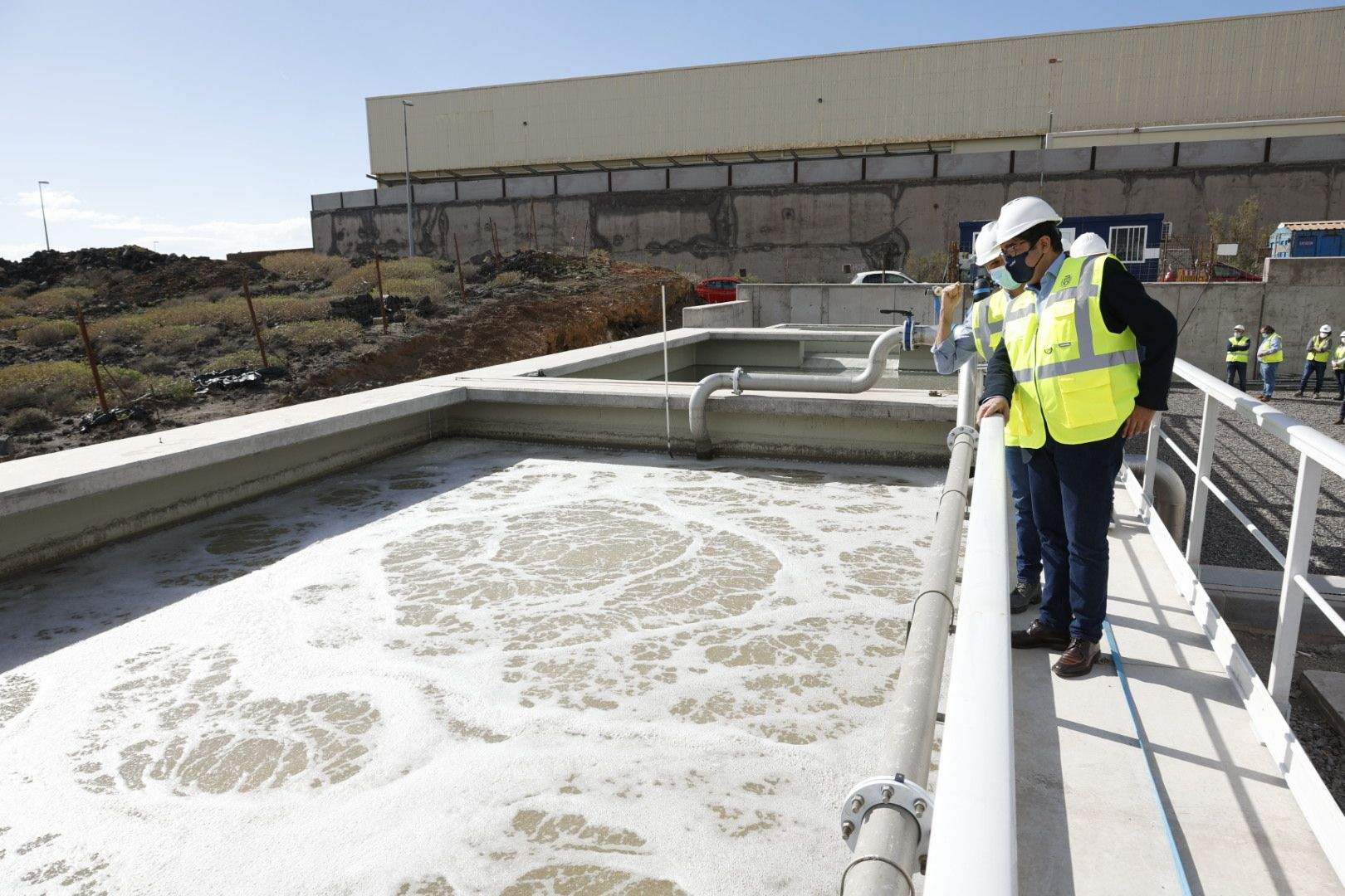 Pedro Martin y Javier Rodriguez en la EDARI de Güímar. / CABILDO DE TENERIFE
