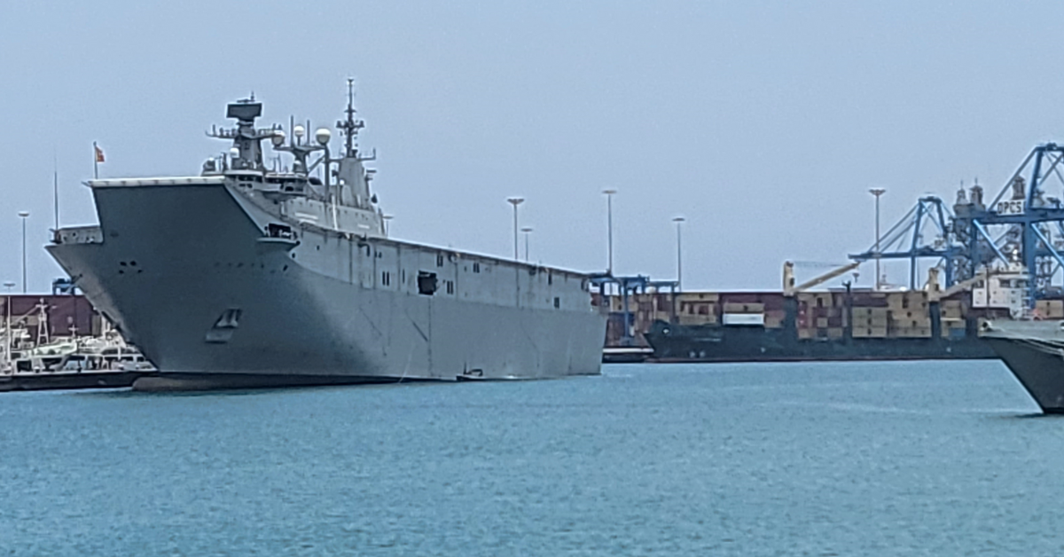 El portaeronaves Juan Carlos I luce su esplendor en el Muelle Santa Catalina Poniente. / ATLÁNTICO HOY