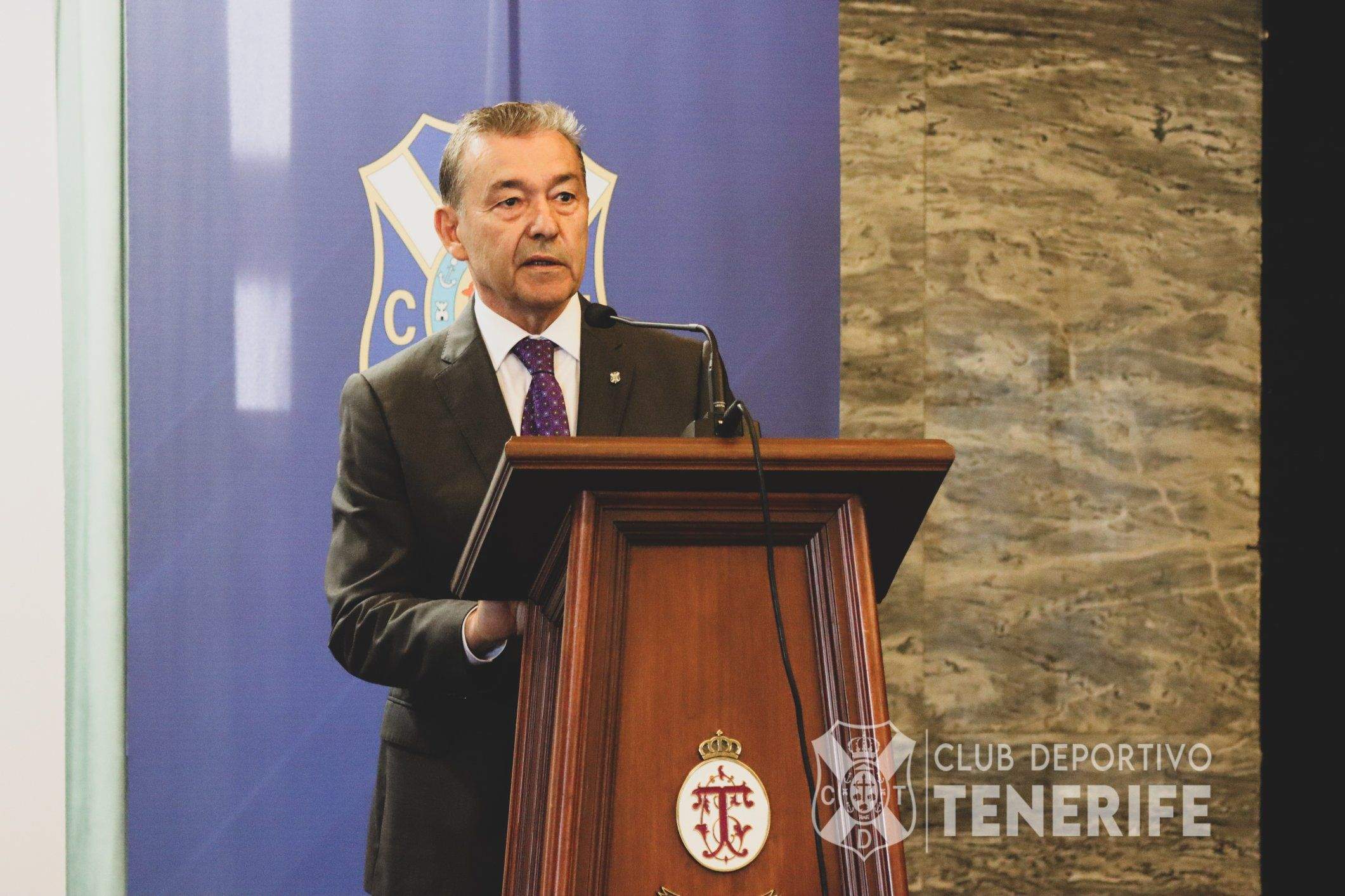 Paulino Rivero durante su conferencia en el Casino de Santa Cruz titulada "CD Tenerife: el afán que nos une"./ CD TENERIFE
