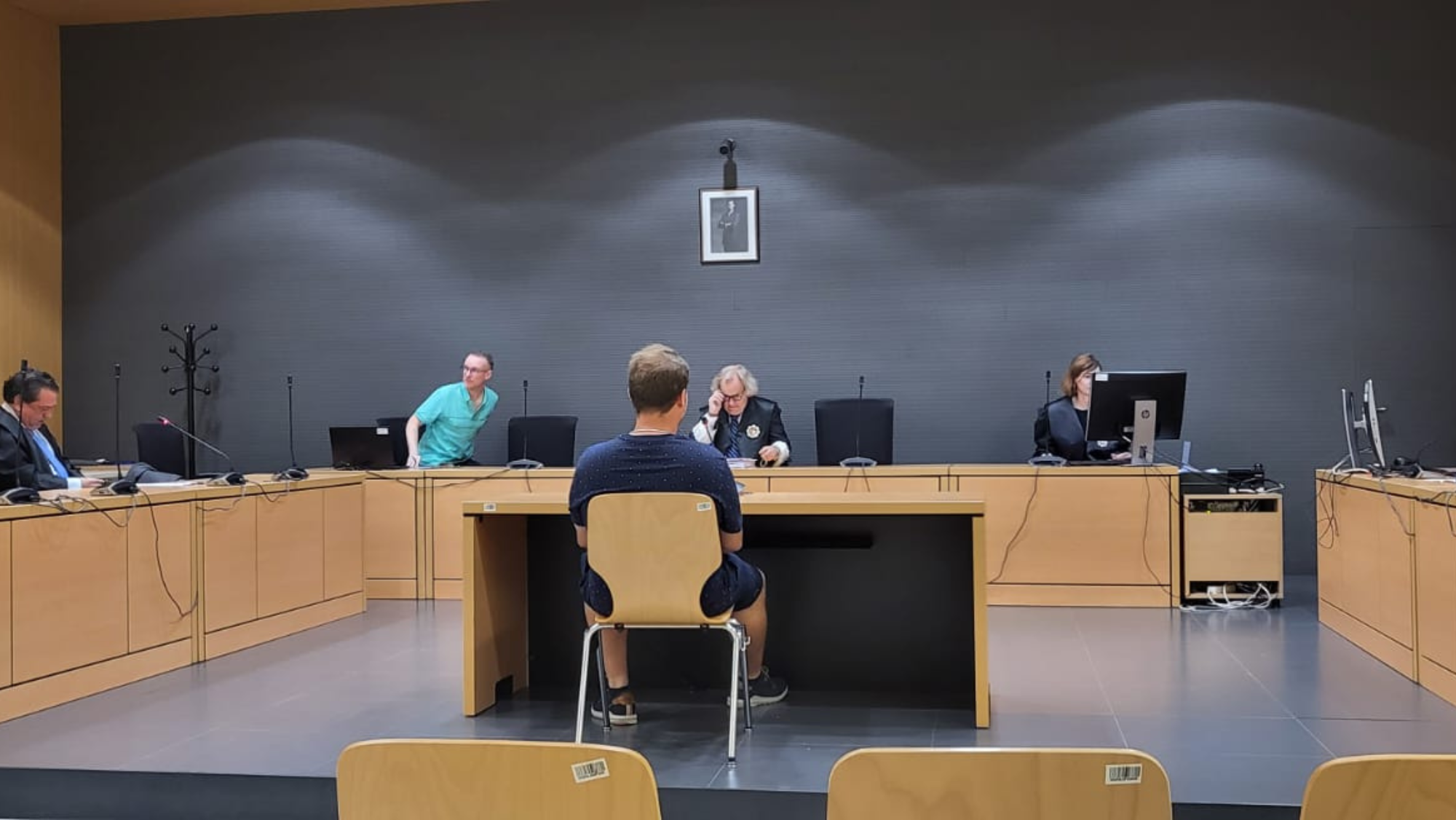 Imagen del juicio, el acusado de espaldas / ATLÁNTICO HOY - G. DÍAZ MEDINA