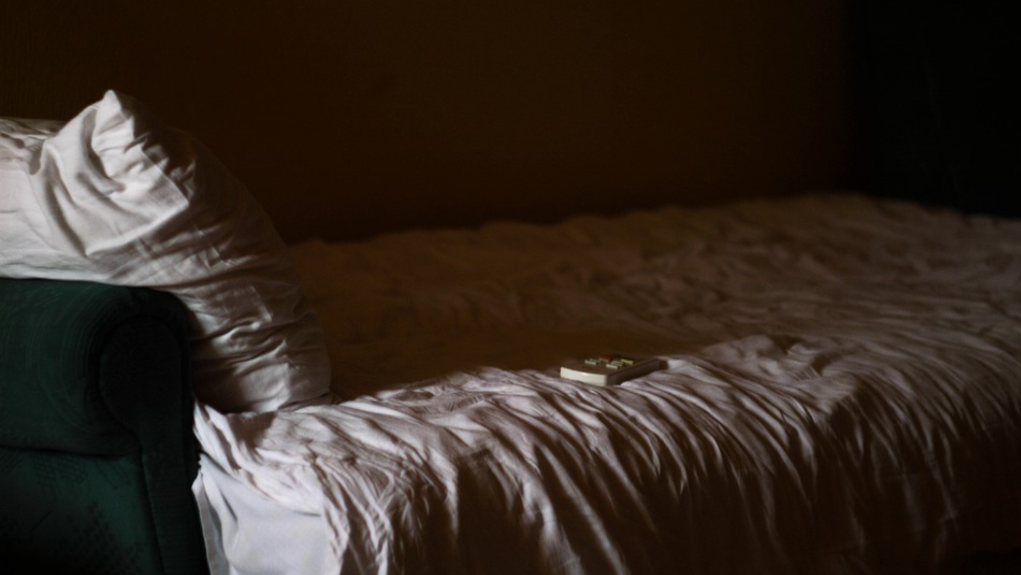 Habitación con la persiana bajada para evitar el calor. / PIXABAY