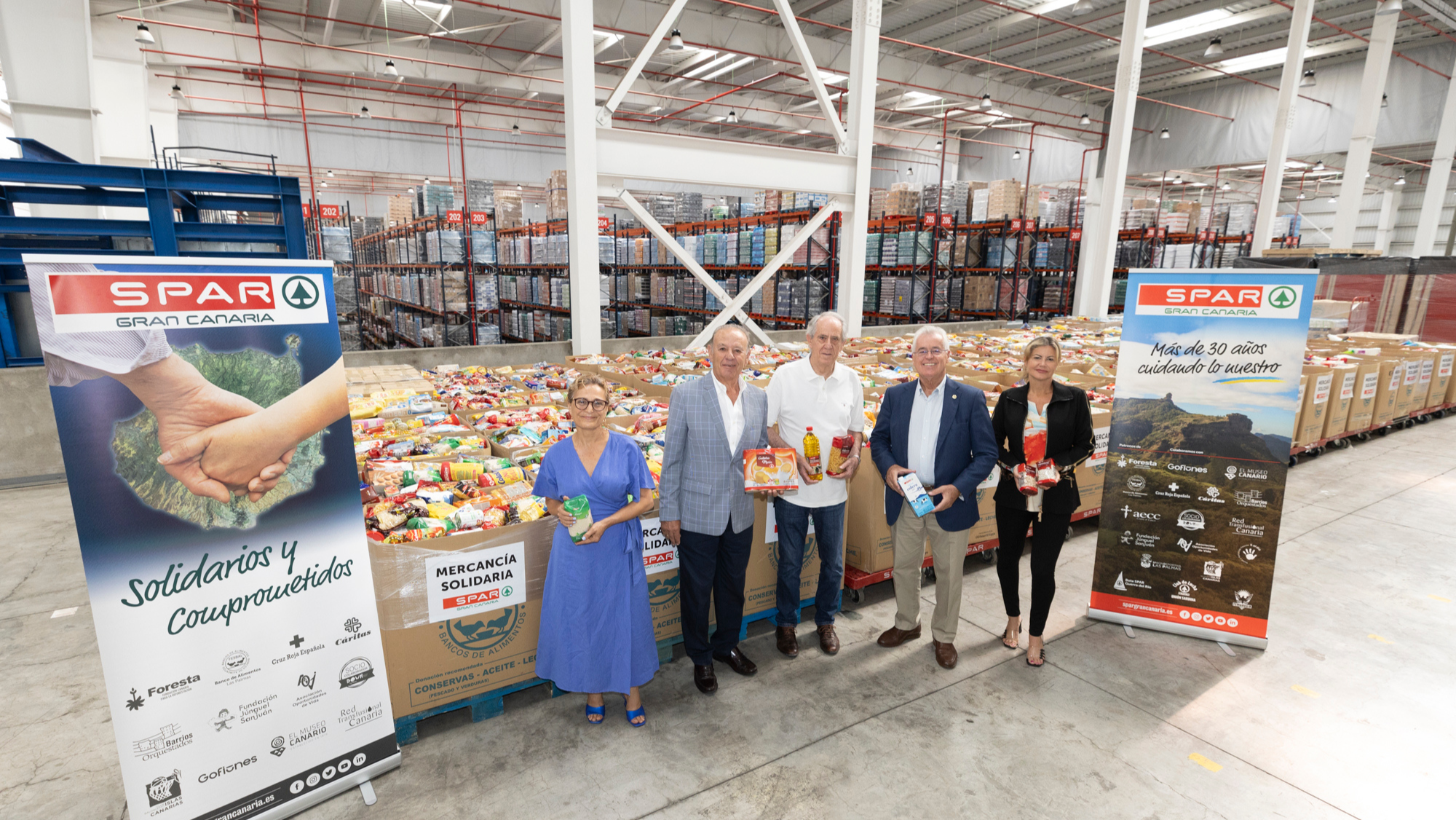 Momento de entrega de la mercancía solidaria a los representantes del Banco de Alimentos / SPAR GRAN CANARIA