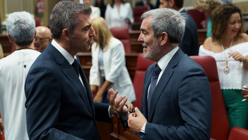 Manuel Domínguez (i) y Fernando Clavijo (d) hablan durante la primera sesión del Parlamento de Canarias./ EFE