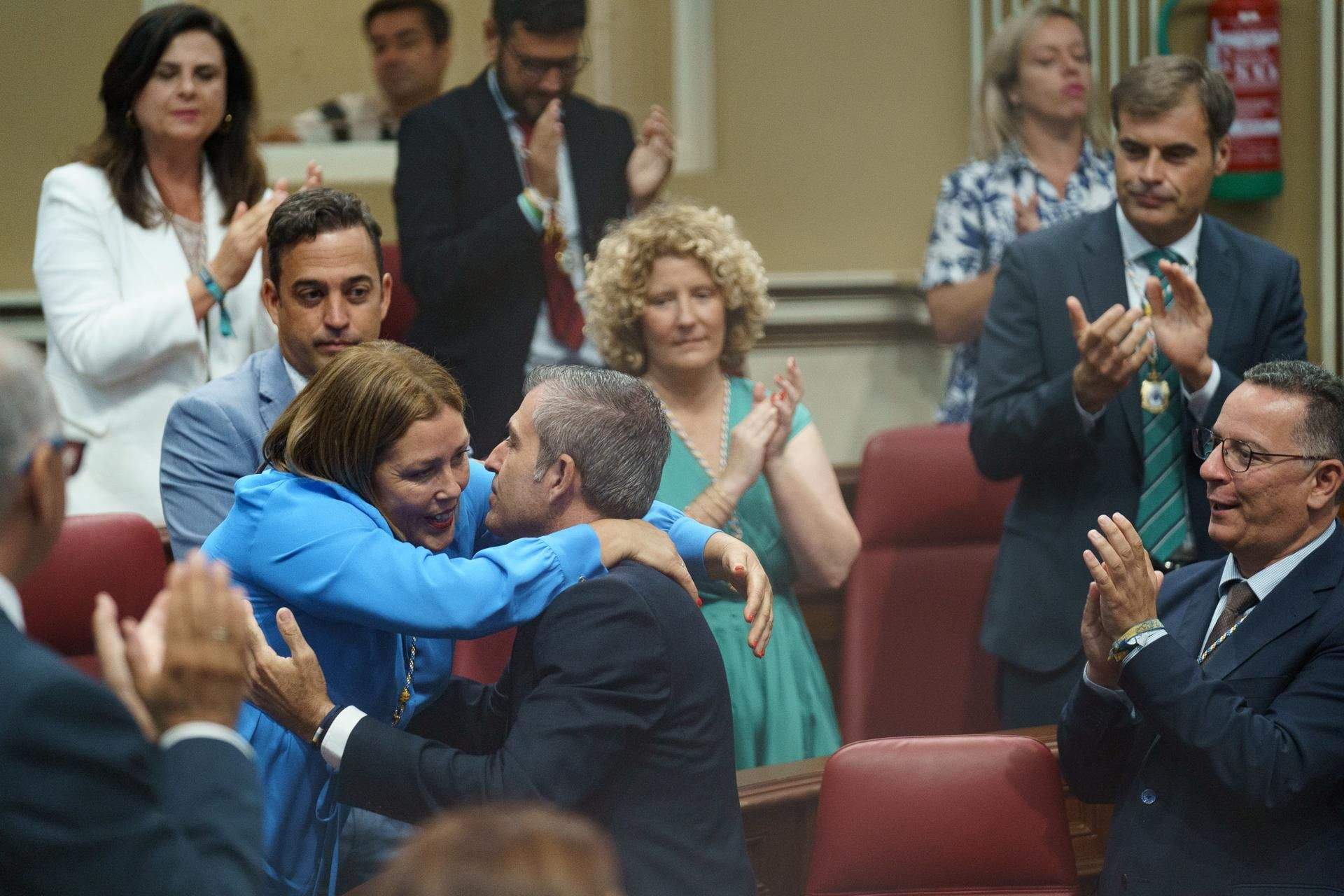 Astrid Pérez (PP) abraza a Manuel Domínguez, futuro vicepresidente de Canarias y líder de los populares, tras ser nombrada presidenta del Parlamento./ EFE