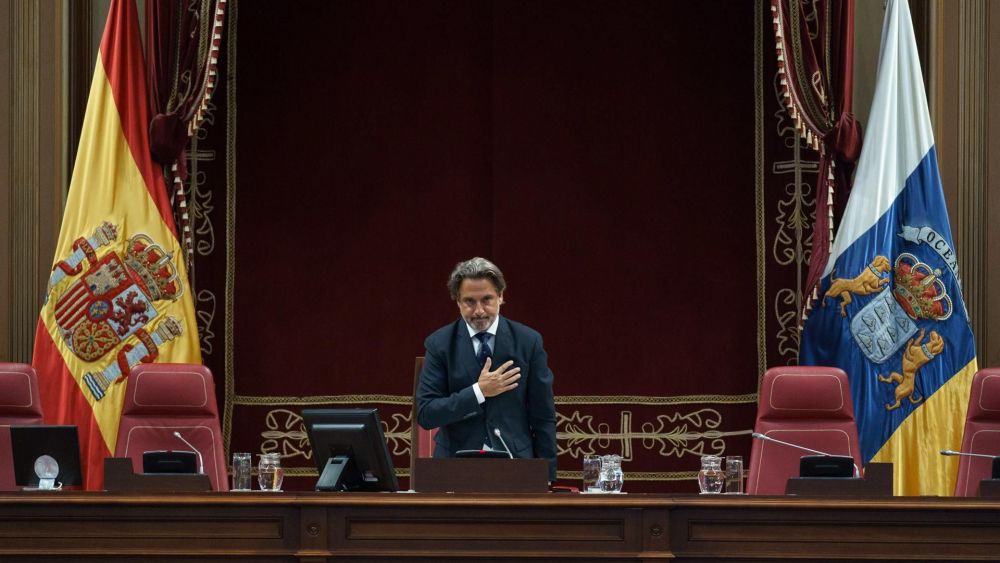 Gustavo Matos, presidente del Parlamento durante la X legislatura, se despide de la cámara durante la primera sesión de la XI legislatura./ EFE