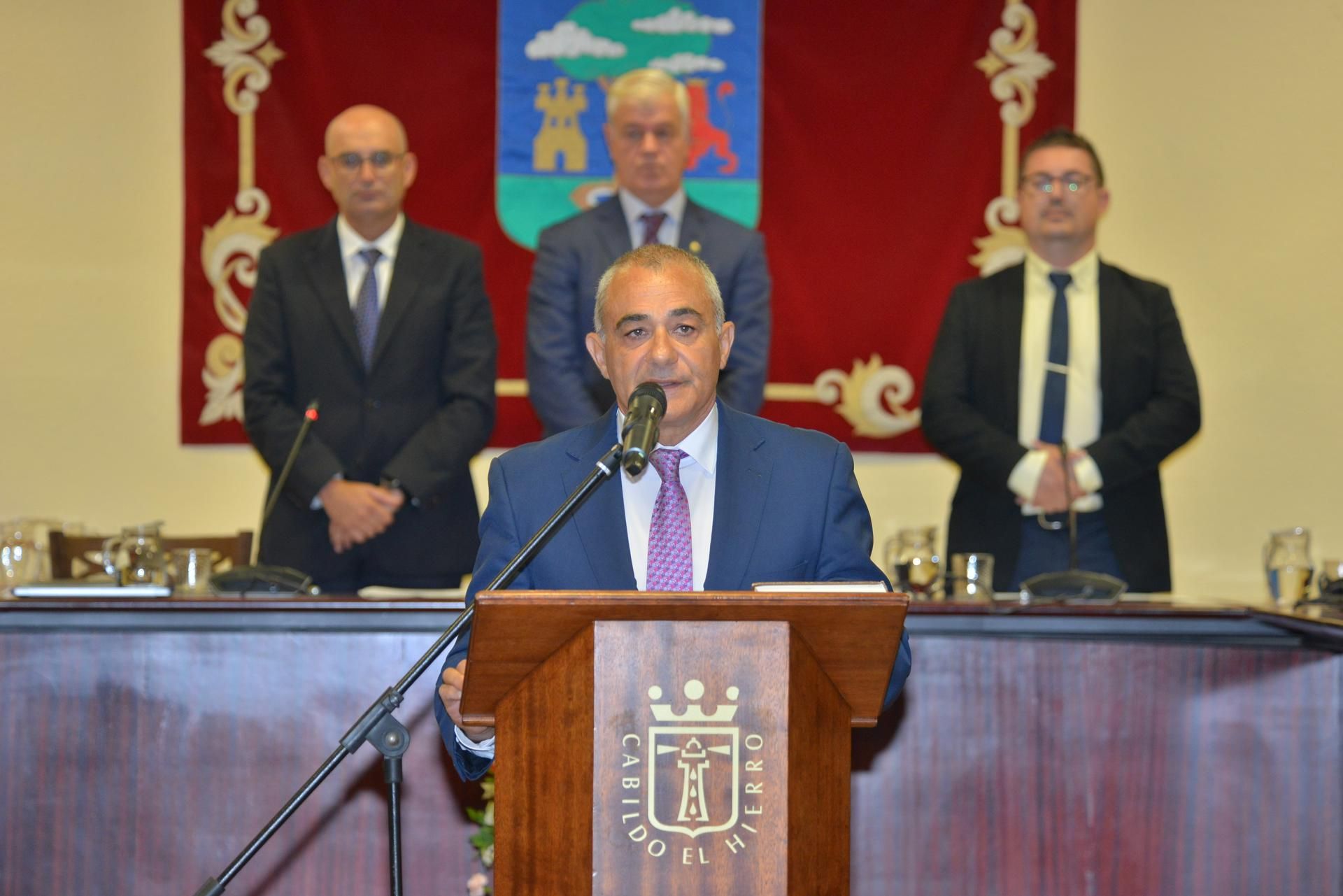 Javier Armas tomando posesión este lunes como presidente del Cabildo de El Hierro. / EFE - GELMERT FINOL