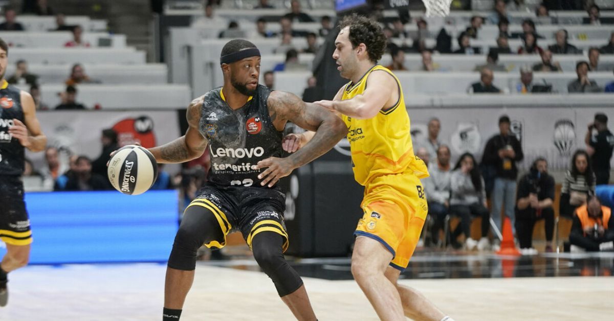 Elgin Cook defiende el balón ante Ferran Bassas en el partido de cuartos de final de Copa del Rey ante Gran Canaria./ ACB.