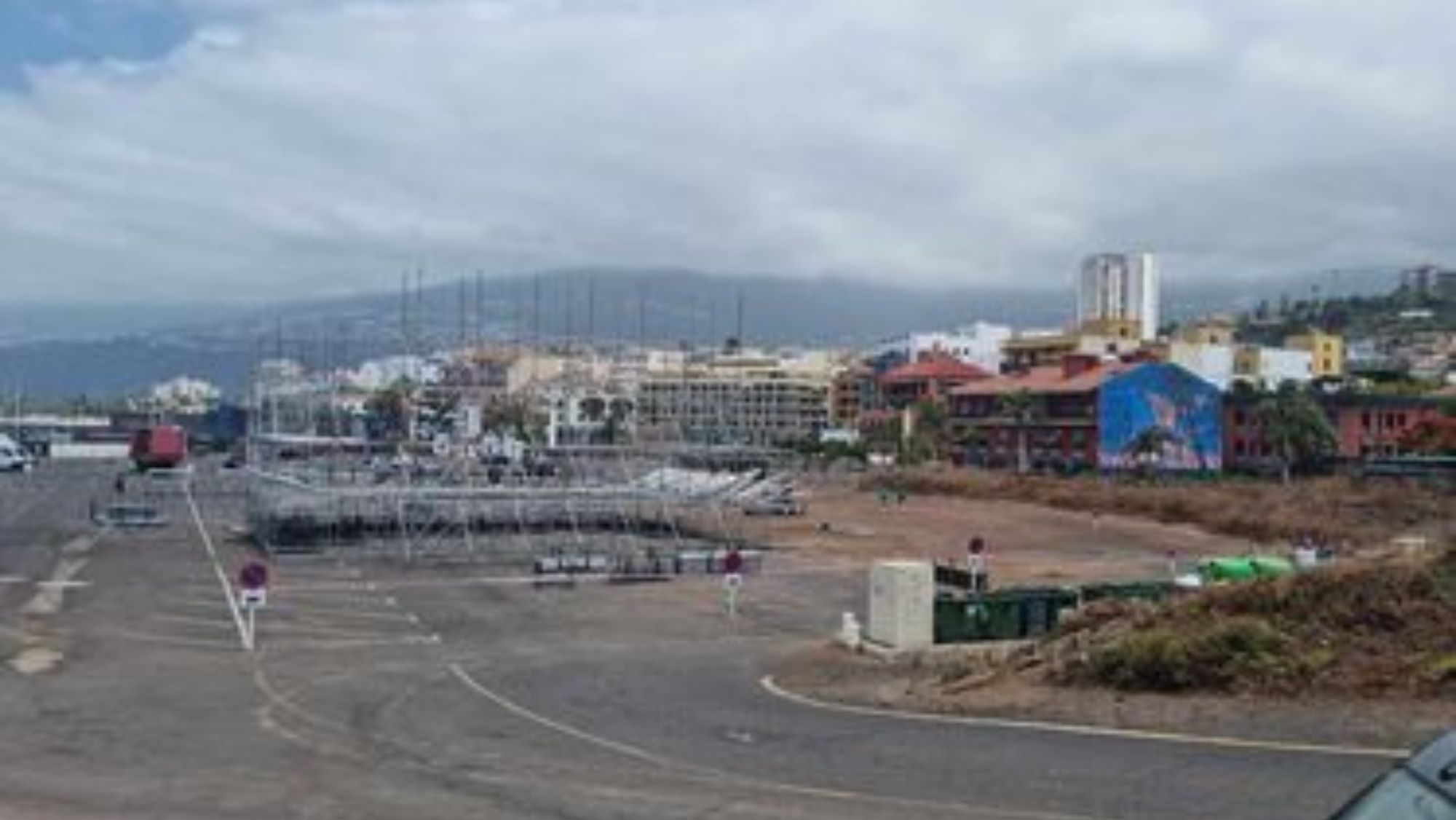 Escenario en construcción del Reggaeton Beach Festival / JAVIER THIAGO