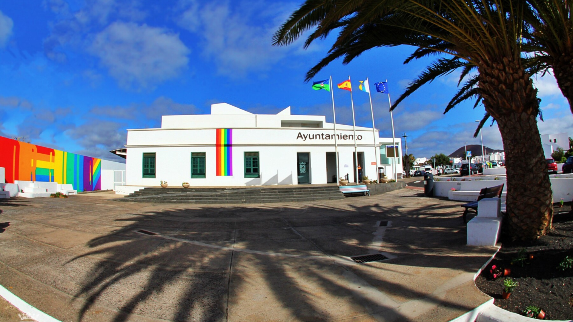 El Ayuntamiento de Tías con la bandera LGTBIQ+ en su fachada / AYUNTAMIENTO DE TÍAS