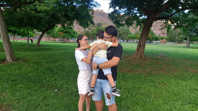 Nereida y Brian con Leo en brazos / ATLÁNTICO HOY- MARCOS MORENO