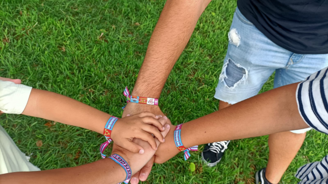 Los cuatro miembros de la familia con pulseras que defienden la lucha en favor de los derechos LGTBI / ATLÁNTICO HOY- MARCOS MORENO