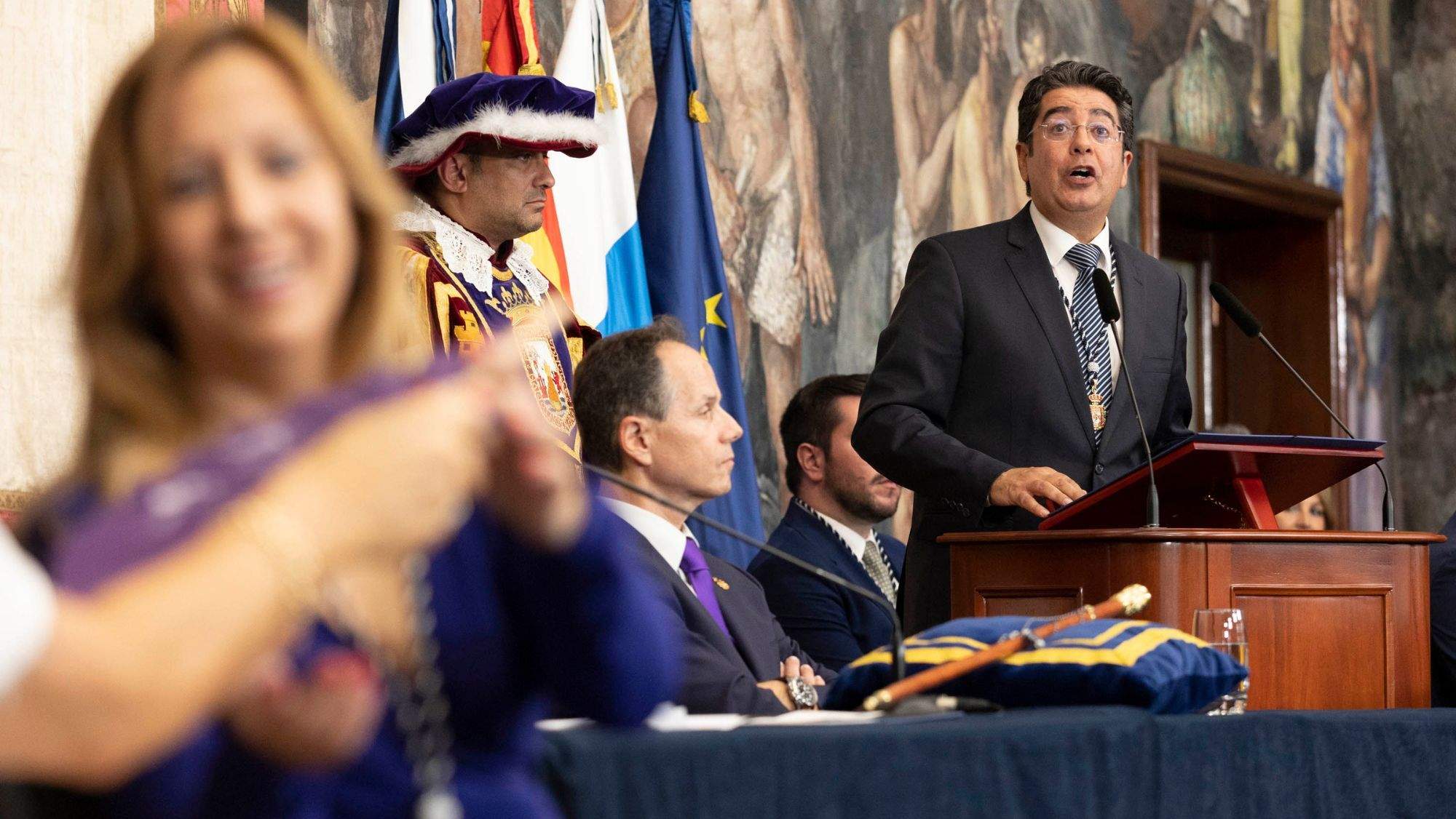 Pedro Martín, al fondo, antes de presentar su dimisión como presidente del Cabildo de Tenerife. EN primer plano, desenfocado, Rosa Dávila, próxima presidenta insular / EFE / MIGUEL BARRETO