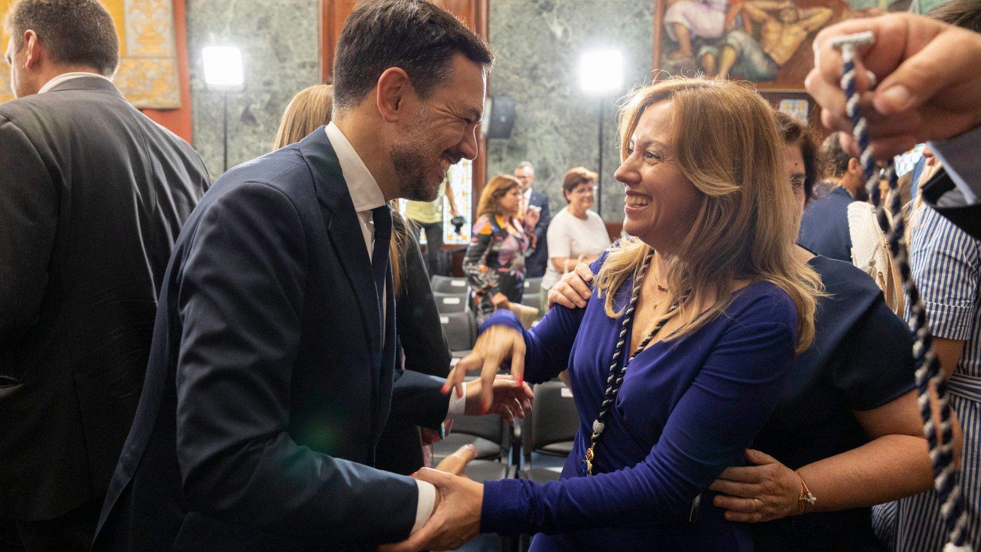 Lope Afonso (PP) saluda Rosa Dávila (CC), próxima presidenta del Cabildo de Tenerife después de Pedro Martín, gracias al pacto entre ambas formaciones políticas que lideran / EFE / MIGUEL BARRETO Lope Afonso (PP) saluda Rosa Dávila (CC), próxima presidenta del Cabildo de Tenerife después de Pedro Martín, gracias al pacto entre ambas formaciones políticas que lideran / EFE / MIGUEL BARRETO