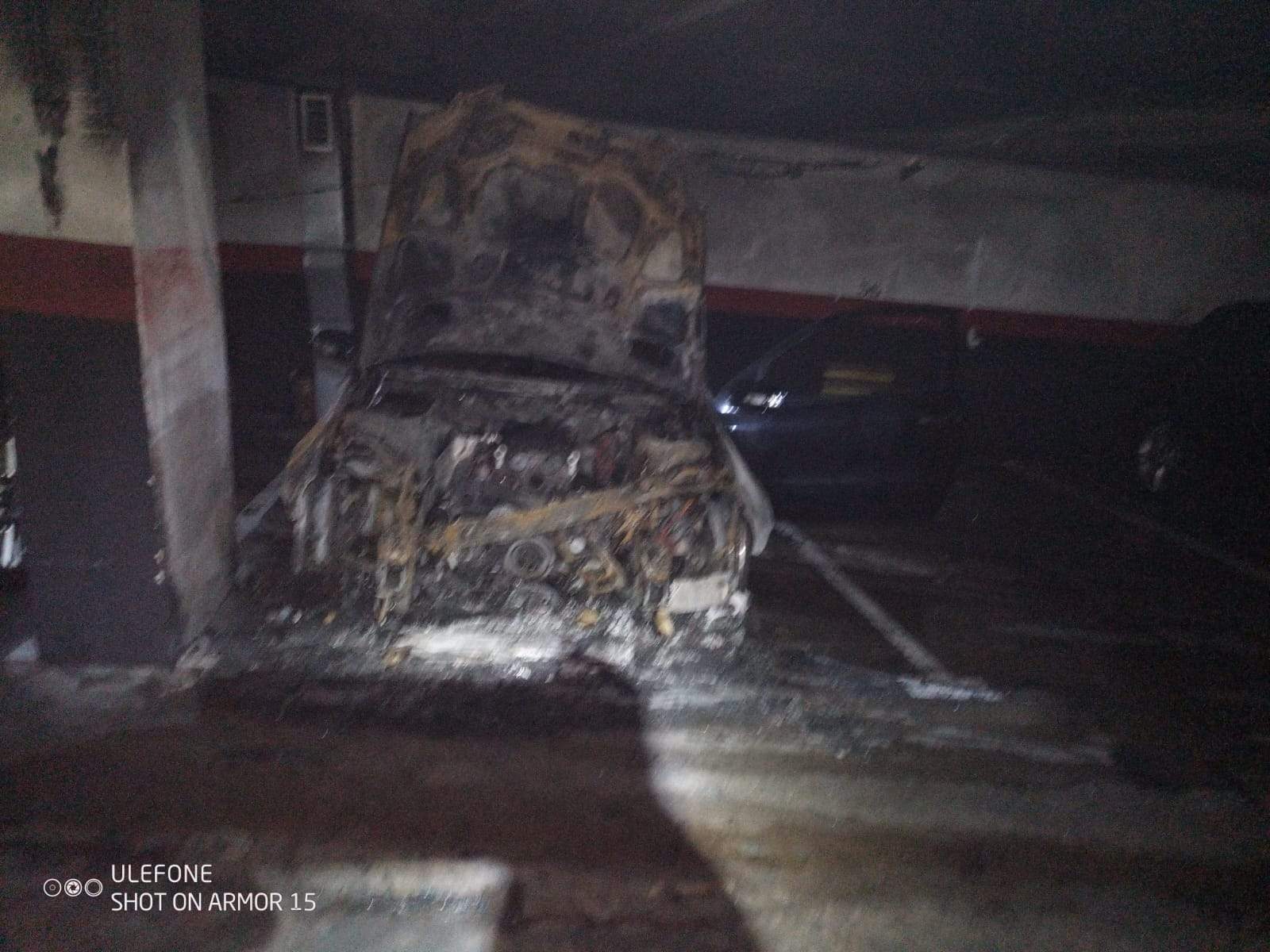 El automóvil quedó absolutamente calcinado y los gases tóxicos emanados obligaron a desalojar a los vecinos del edificio./ CEDIDA. El automóvil quedó absolutamente calcinado y los gases tóxicos emanados obligaron a desalojar a los vecinos del edificio./ CEDIDA.