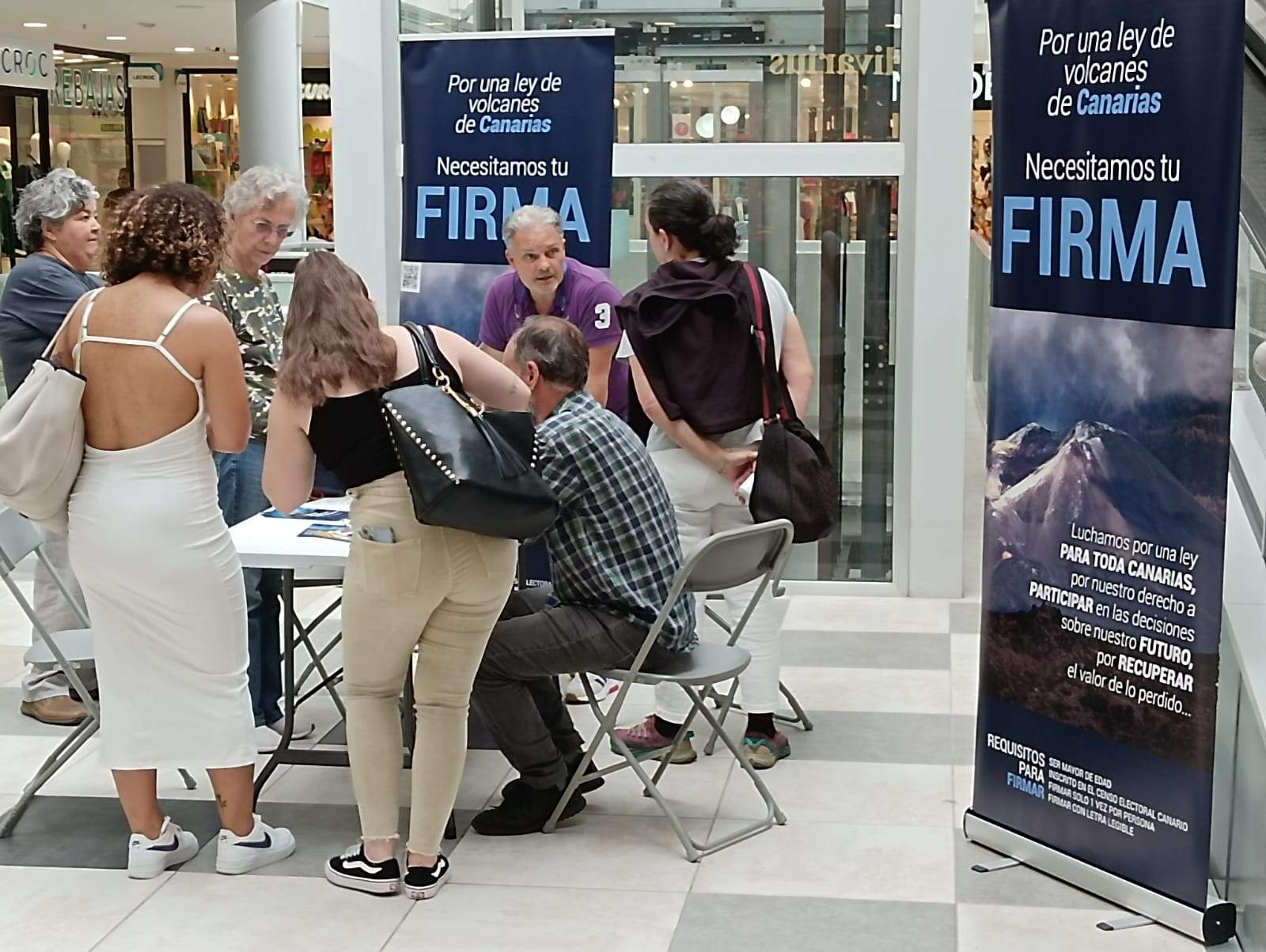 Recogida de firmas para la Ley de Volcanes. / AFECTADOS POR EL VOLCÁN