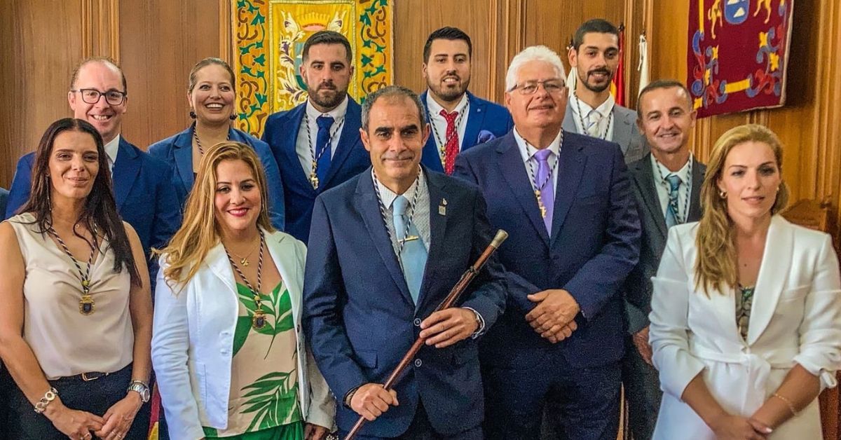 Carlos Brito posa con el bastón de mando como alcalde electo de Valverde, junto a su equipo de gobierno en la corporación local. / AH