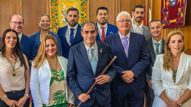 Carlos Brito posa con el bastón de mando como alcalde electo de Valverde, junto a su equipo de gobierno en la corporación local./ CEDIDA.