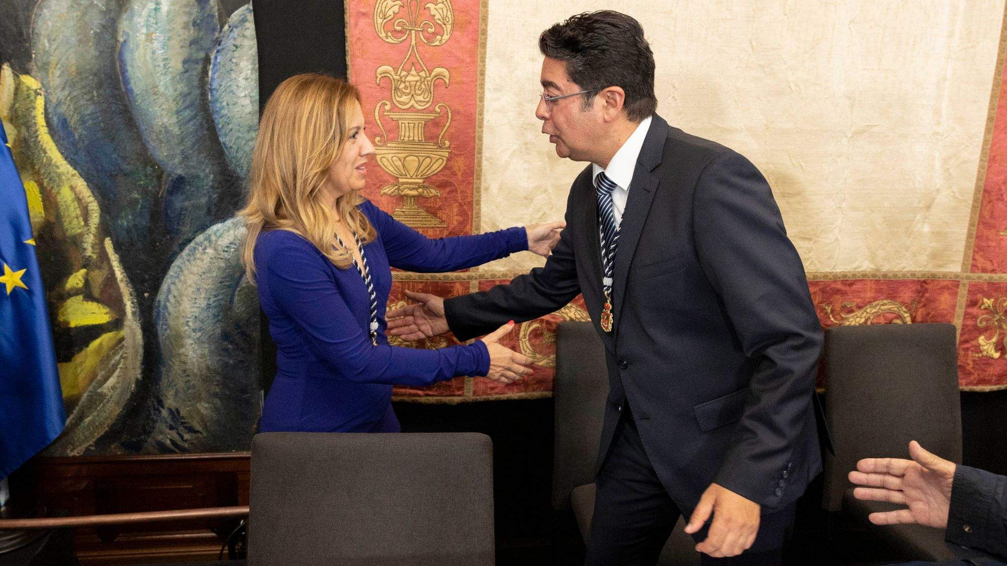Rosa Dávila (CC) saluda a Pedro Martín (PSOE) durante la Sesión Constitutiva del Cabildo de Tenerife / EFE / MIGUEL BARRETO