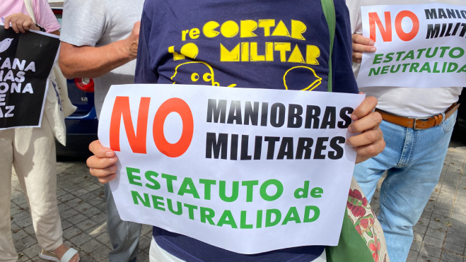 Cartel en protesta de las maniobras militares celebradas en las islas y a favor de un Estatuto de Neutralidad / ATLÁNTICO HOY