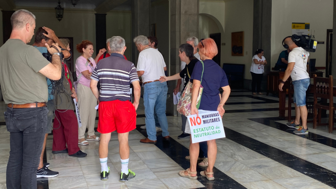 La Plataforma Canarias Zona de Paz accediendo a la Delegación del Gobierno de España / ATLÁNTICO HOY