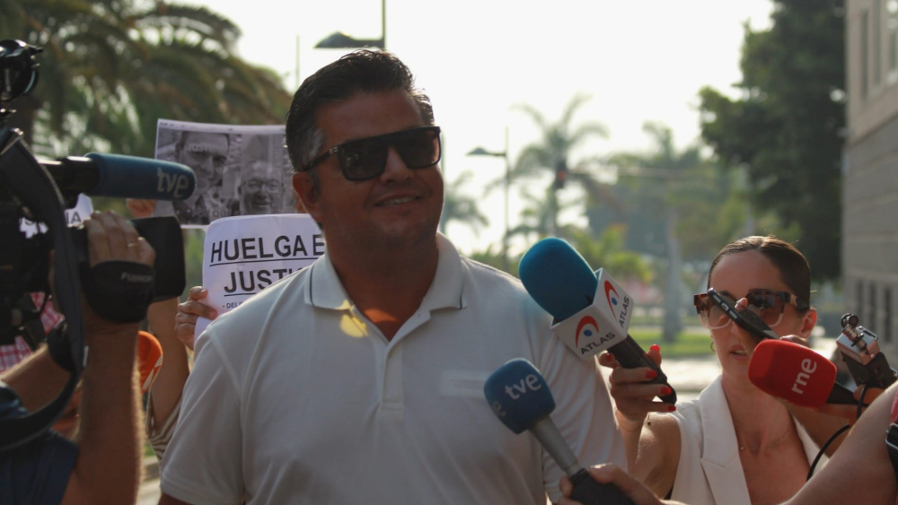 Taishet Fuentes a su llegada a los juzgados para declarar ante la juez por segunda vez./ ÁLVARO OLIVER - AH