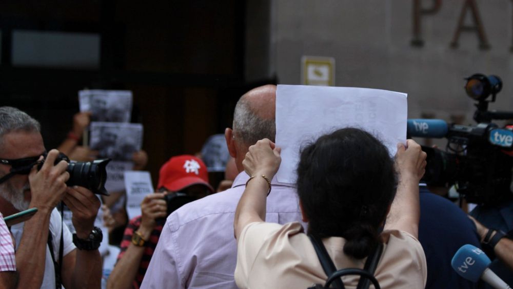 Juan Bernardo Fuentes Curbelo, alias Tito Berni, rodeado por manifestantes que lo abuchean a su llegada al Juzgado para declarar por segunda vez./ ÁLVARO OLIVER - AH