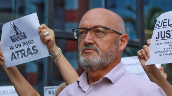 Juan Bernardo Fuentes Curbelo, alias Tito Berni, a su llegada a los Juzgados para declarar por segunda vez ante la juez, rodeado por manifestantes con pancartas./ ÁLVARO OLIVER - AH