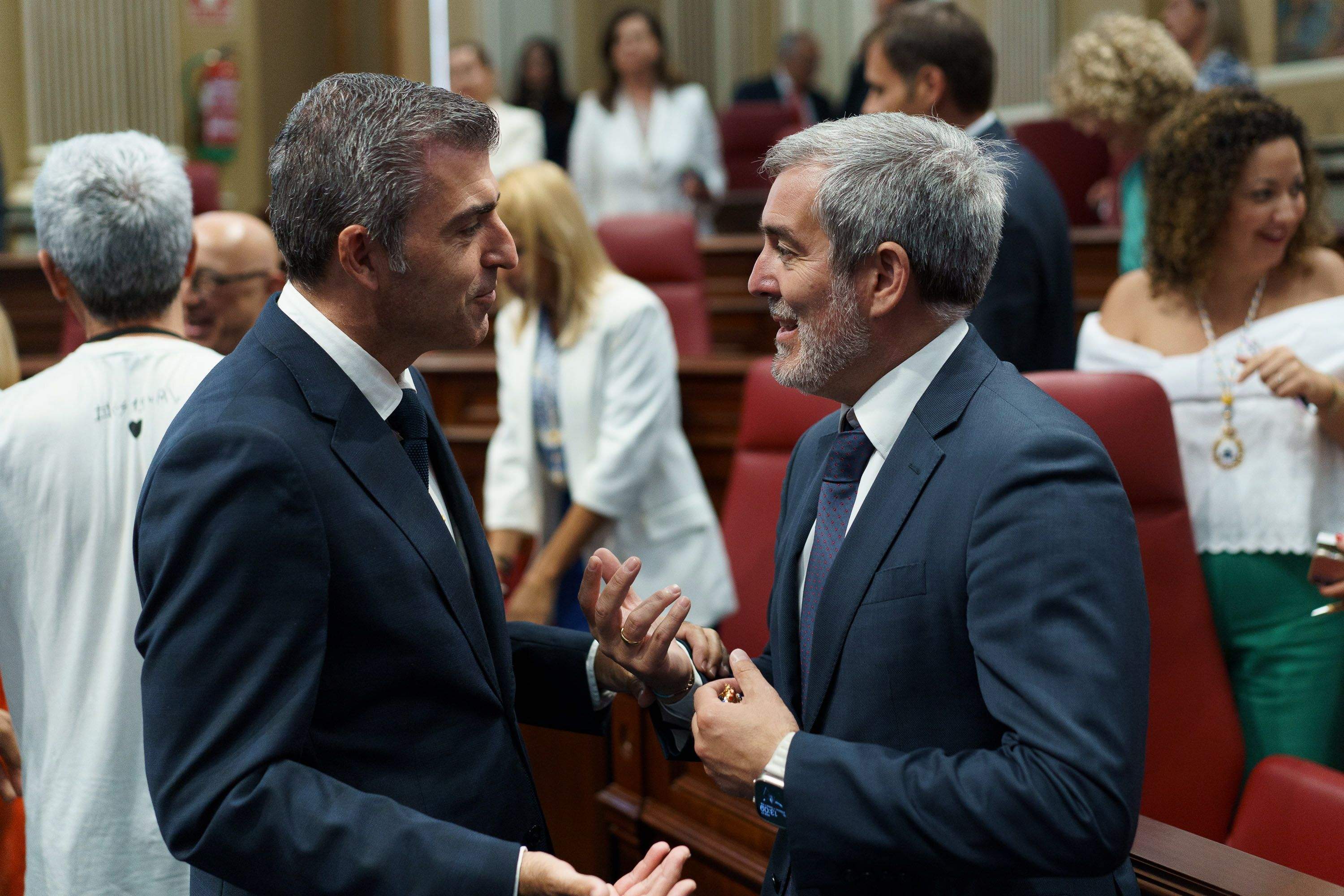 Manuel Domínguez y Fernando Clavijo charlan en el Parlamento de Canarias durante el pleno constitutivo de la XI Legislatura