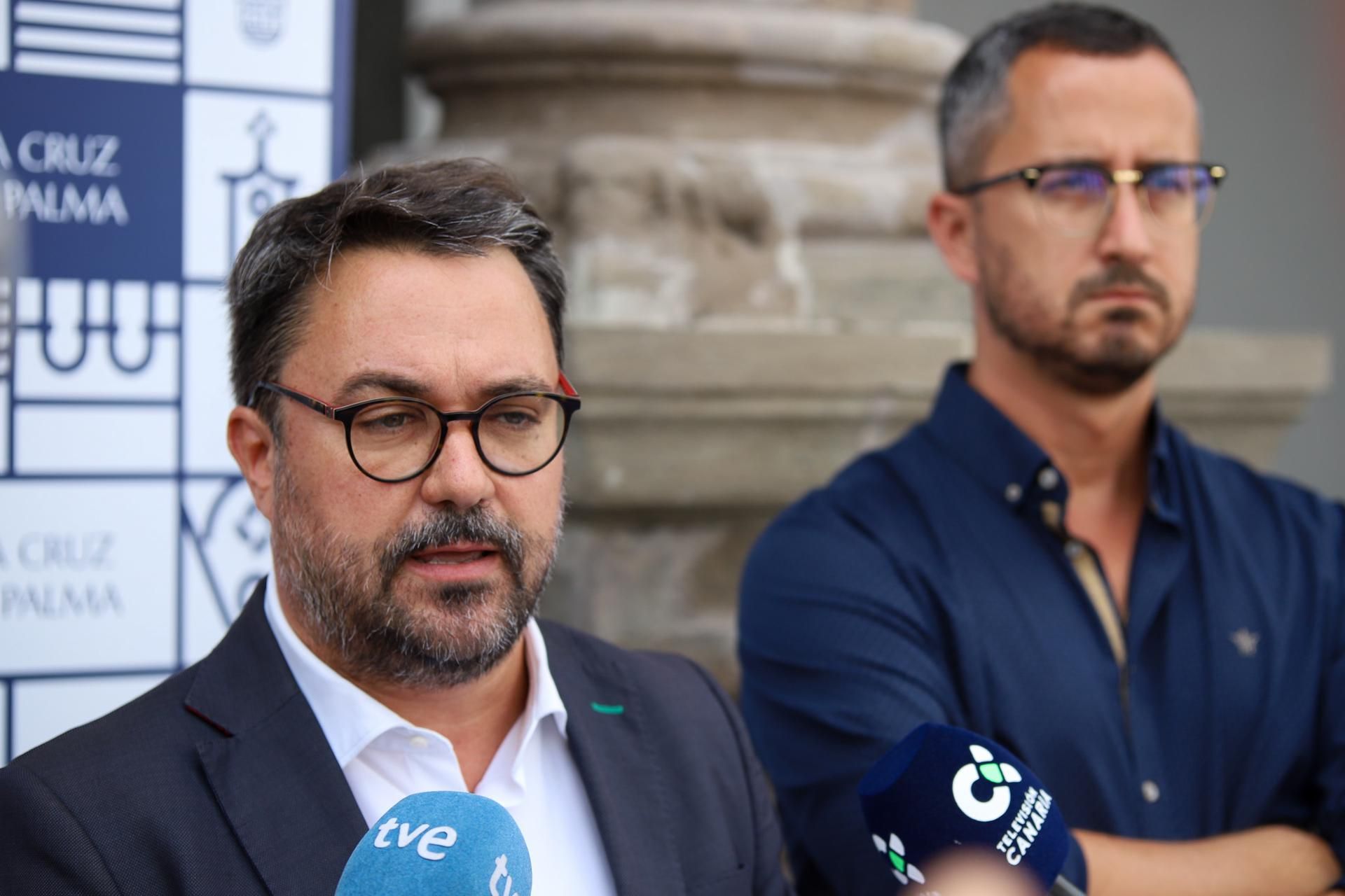 Asier Antona (PP) (i), junto al edil Bernardo López (d). / EFE - LUIS G MORERA